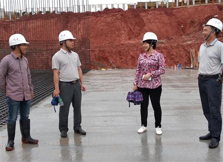 韋桂華、周善學(xué)到龍嶺大道三期項(xiàng)目調(diào)研