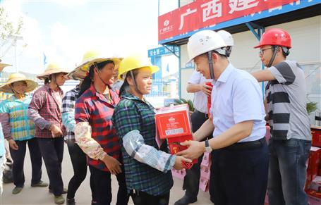 集團(tuán)公司黨委委員、副總經(jīng)理侯立林到公司施工一線送清涼