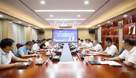 覃振華與鹿寨縣委副書記、縣長楊毅舉行工作會談