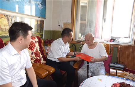 覃振華、賴海標(biāo)國(guó)慶節(jié)前慰問(wèn)離休老干部